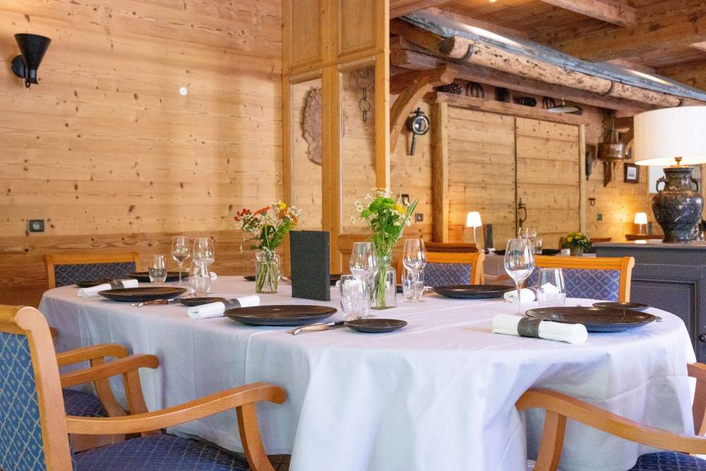 Table dressée Hôtel Florimont · Hôtel Restaurant de Charme en Haute Savoie