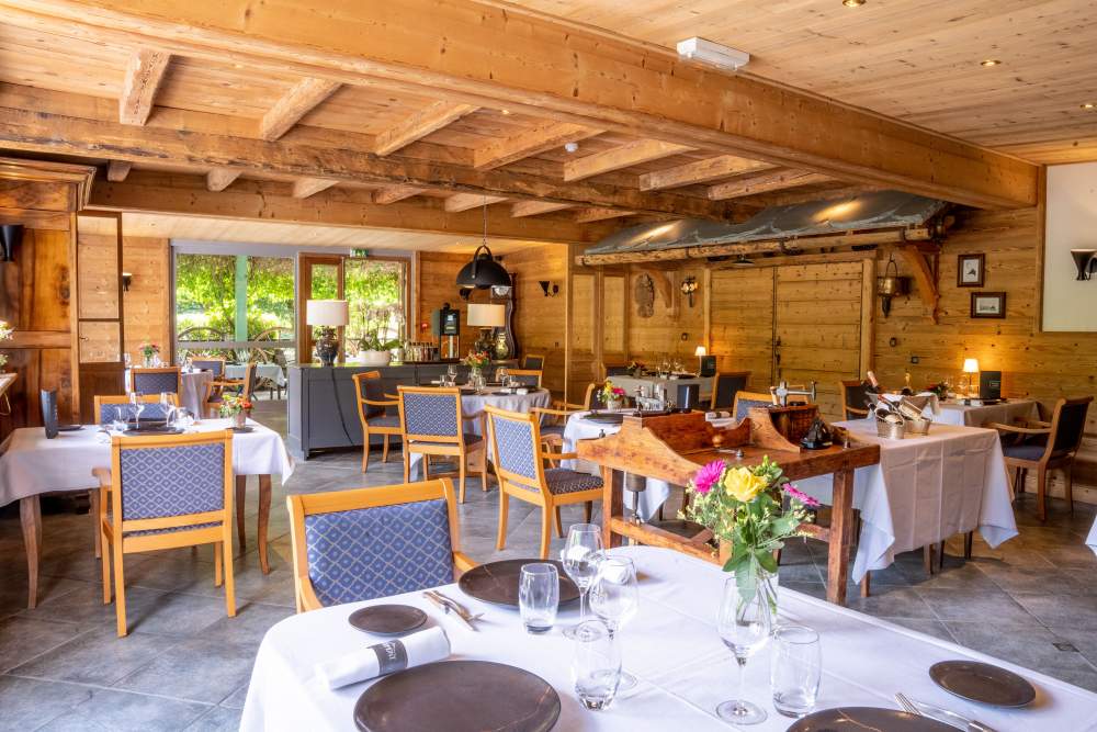 Salle de restaurant Hôtel Florimont · Hôtel Restaurant de Charme en Haute Savoie